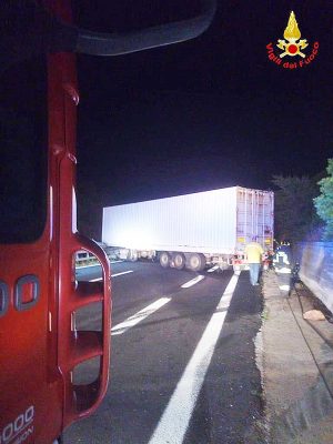 Civitavecchia - Autoarticolato sbanda