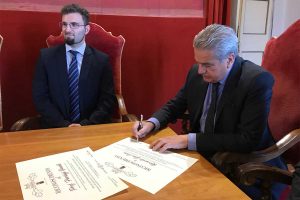 Viterbo - Il sindaco Arena premia gli ingegneri Fanelli e De Luca dell'Unitus