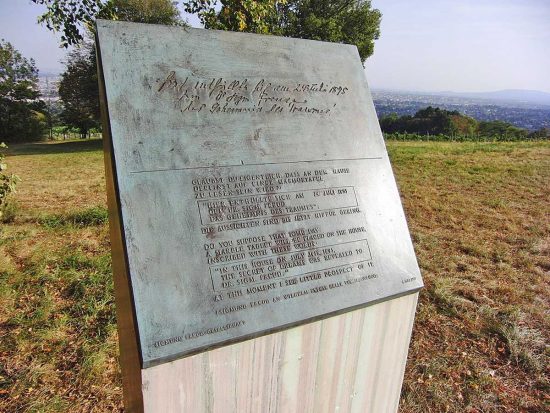 Targa commemorativa in ricordo del luogo in cui Freud cominciò L'interpretazione dei sogni, nei pressi di Grinzing in Austria
