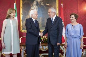 Il Presidente Sergio Mattarella e la Sig.ra Laura,alla Hofburg,accolti dal Presidente Federale della Repubblica d'Austria Alexander Van der Bellen, e consorte ,Doris Schmidauer,in occasione della visita di Stato nella Repubblica d'Austria