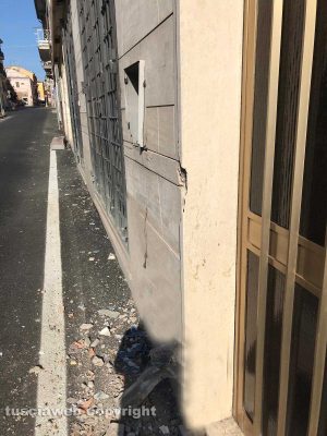Civita Castellana - Via Ferretti - Divelta insegna di un negozio
