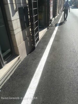 Civita Castellana - Via Ferretti - Divelta insegna di un negozio