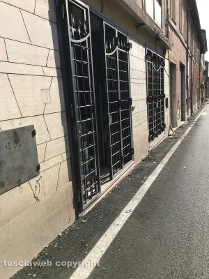 Civita Castellana - Via Ferretti - Divelta insegna di un negozio