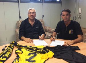 Sport - Calcio - Viterbese - Giuseppe Scalera firma il contratto col presidente Romano