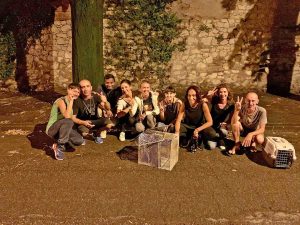 Verona - I volontari che hanno liberato la gattina