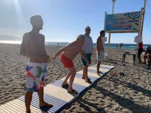 Giovanni Arena gioca a bocce in Sicilia
