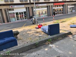 Viterbo - Divano abbandonato in viale Trento