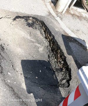 Viterbo - Buca pericolosa in via Dalmazia