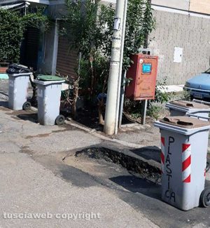 Viterbo - Buca pericolosa in via Dalmazia