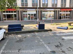 Viterbo - Divano abbandonato in viale Trento