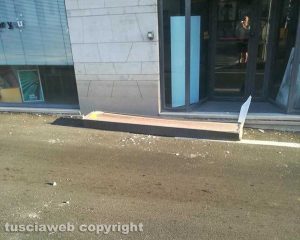 Civita Castellana - Via Ferretti - Divelta insegna di un negozio
