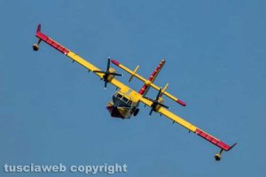 Monte Romano - Il canadair dei vigili del fuoco interviene sull'incendio
