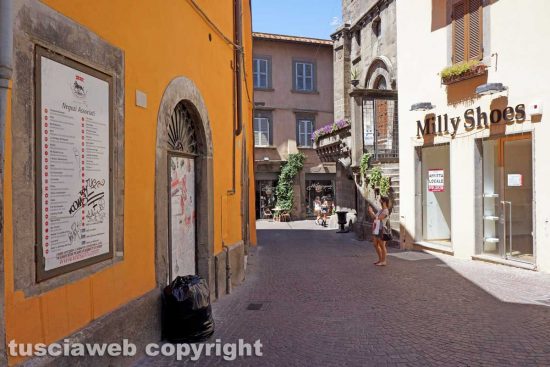 Viterbo - I cartelli del centro commerciale naturale di via Saffi