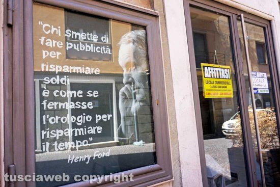 Viterbo - Un negozio chiuso in via Saffi