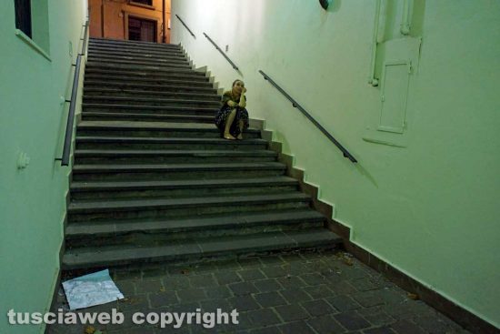 Viterbo - Opera d'arte al buio inel sottopassaggio di via Marconi