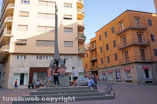 Viterbo - Il monumento dedicato ai facchini di Santa Rosa