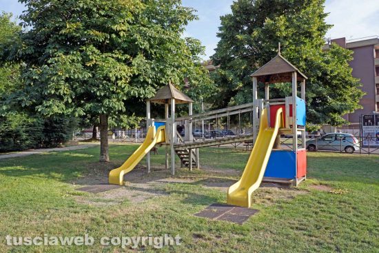 Viterbo - Gli scivoli sistemati al parco del Carmine