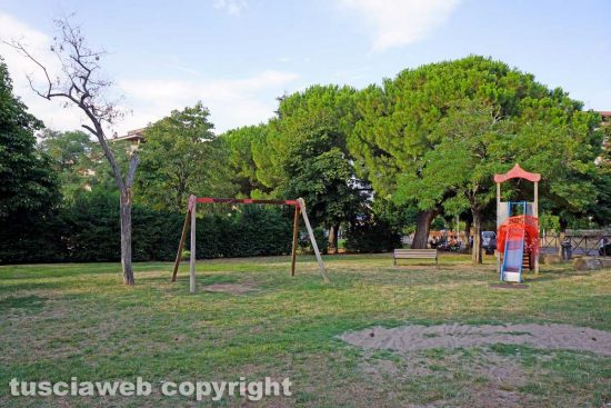 Viterbo - Scivolo e altalena da sistemare al parco del Carmine