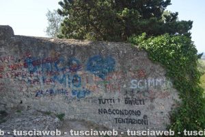 Scritte sulle mura della chiesa di San Giacomo a Tarquinia