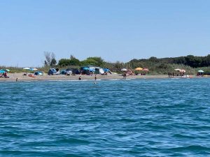 Rimosso accampamento abusivo sulla spiaggia di Pescia Romana