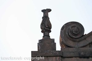Viterbo - Cattedrale di san Lorenzo - Una delle fiaccole del duomo