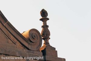 Viterbo - Cattedrale di san Lorenzo - Una delle fiaccole del duomo