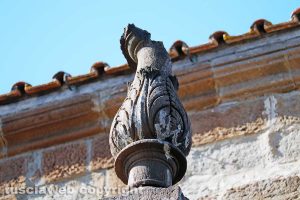Viterbo - Cattedrale di san Lorenzo - Una delle fiaccole del duomo