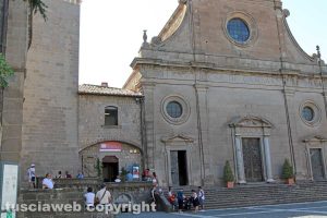 Viterbo - Duomo di san Lorenzo - Persone in prossimità delle fiaccole