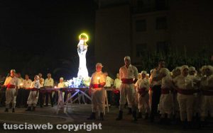 Viterbo - I facchini del corteo di Santa Rosa nel quartiere di Santa Barbara