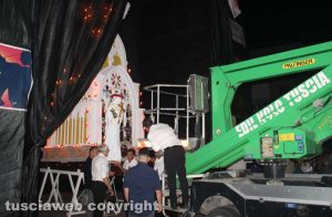 Viterbo - La statua di Santa Rosa viene deposta in cima a Miracolo di fede