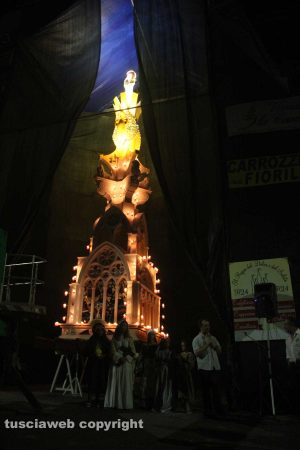 Viterbo - La statua di Santa Rosa in cima a Miracolo di fede