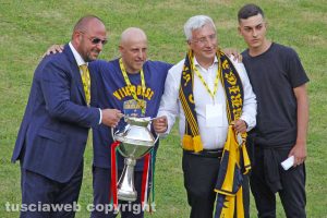 Sport - Calcio - Viterbese - La coppa Italia e la consegna della maglia al tifoso Alfredo Lucaccioni
