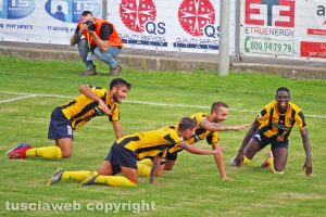 Sport - Calcio - Viterbese - L'esultanza dei gialloblù dopo il gol di Tounkara