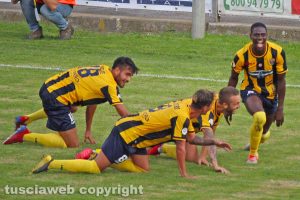 Sport - Calcio - Viterbese - L'esultanza dei gialloblù dopo il gol di Tounkara