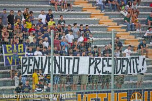Sport - Calcio - Viterbese - Lo striscione dei tifosi in curva
