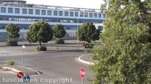 Viterbo - Via Falcone e Borsellino - Erba alta nel parcheggio di fronte al tribunale