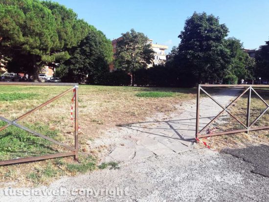 Viterbo - Uno dei due ingressi del parco e il sentiero del Carmine