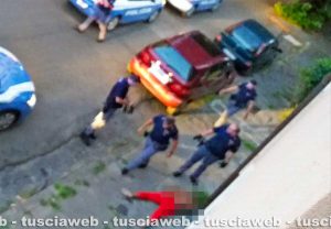 Viterbo - L'intervento della polizia in via Lorenzo da Viterbo