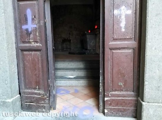 Le scritte alla chiesa della Madonna dell'Arco