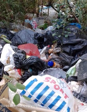 Viterbo - Rifiuti abbandonati in strada Caselle