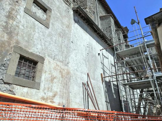 Viterbo - Le operazioni di smontaggio del palazzo in via cardinal Lafontaine
