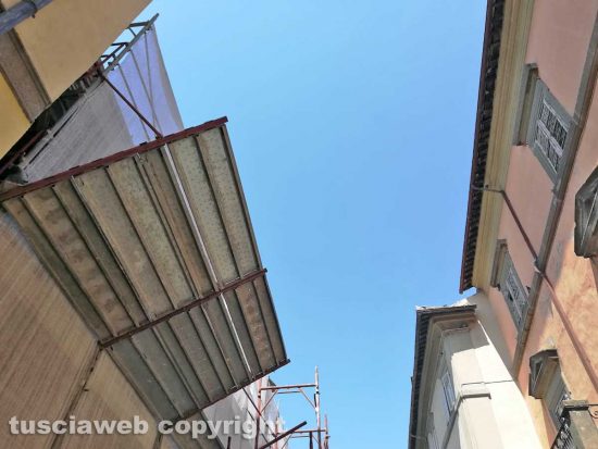 Viterbo - Le operazioni di smontaggio del palazzo in via cardinal Lafontaine