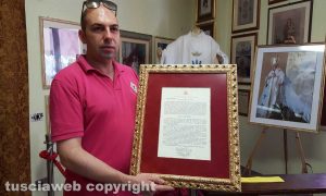 Sassari - Il segretario del Gremio dei viandanti Zedda con l'indulgenza di papa Francesco