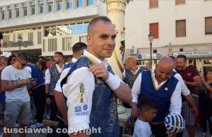 Sassari - Un partecipante alla festa dei Candelieri mostra il simbolo Gramas Unesco