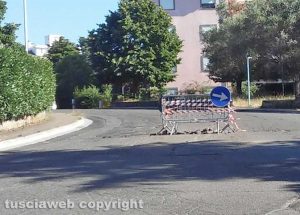 Viterbo - Asfalto rotto in via Dora Riparia