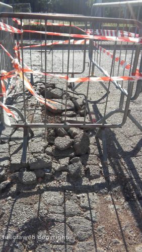 Viterbo - Asfalto rotto in via Dora Riparia
