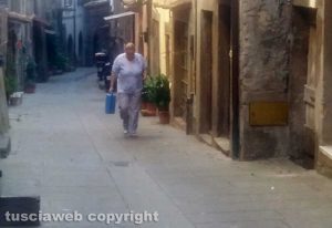 A Bagnaia le persone puliscono le strade da sole
