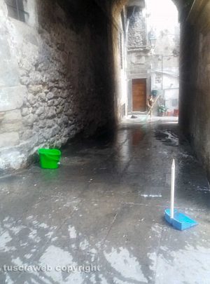 A Bagnaia le persone puliscono le strade da sole