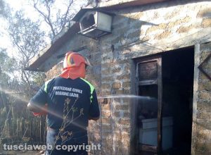 Montefiascone – Sterpaglie in fiamme minacciano alcune rimesse agricole