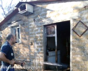 Montefiascone – Sterpaglie in fiamme minacciano alcune rimesse agricole